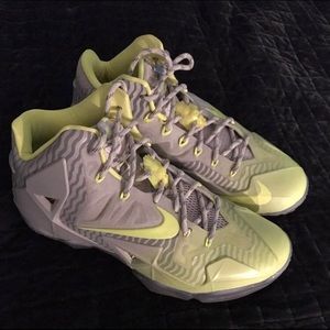 Nike LeBrons Size 11